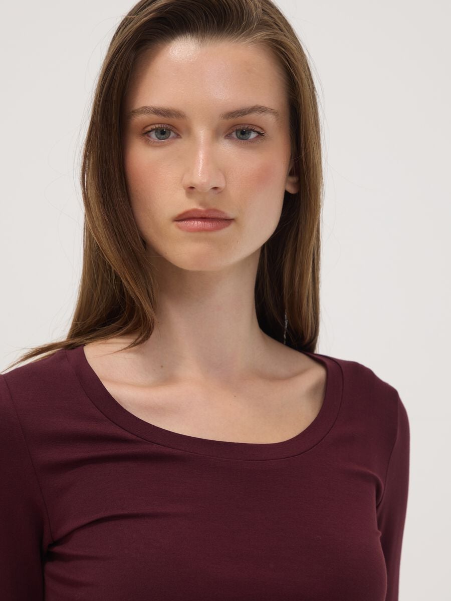 T-shirt viola in viscosa elasticizzata con girocollo slim fit_1