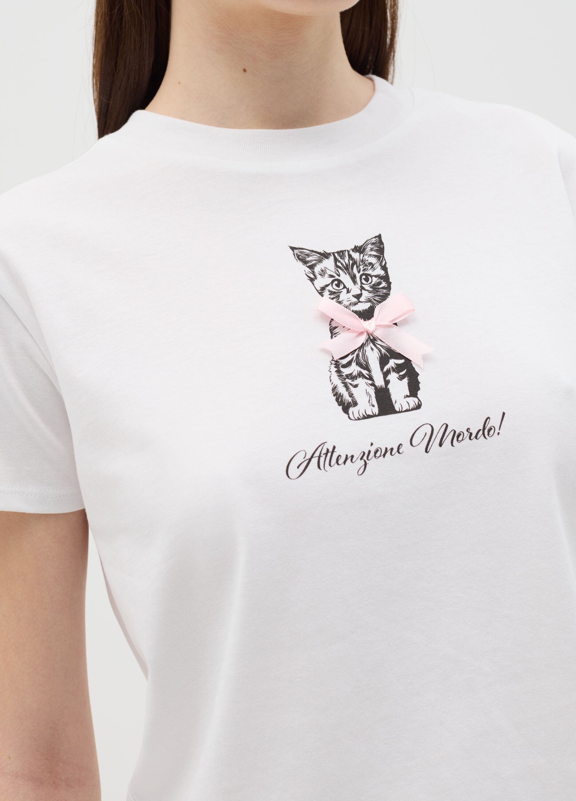 T-shirt bianca in cotone con stampa gattino "Attenzione mordo!"