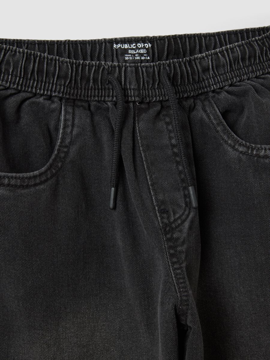 Jogger denim neri in puro cotone con tasche cargo relaxed fit_2