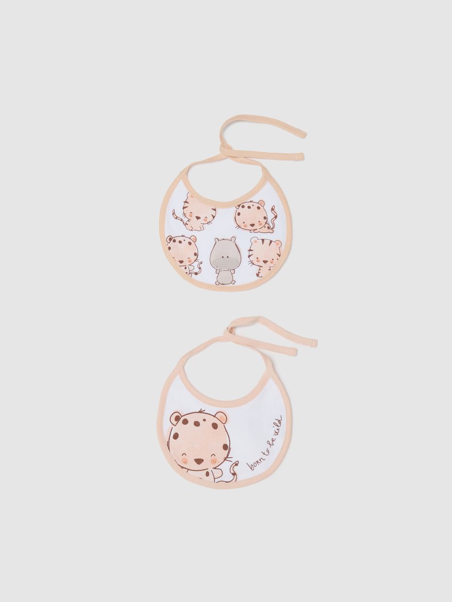 Two-pack white bibs in cotton with savannah animals_0