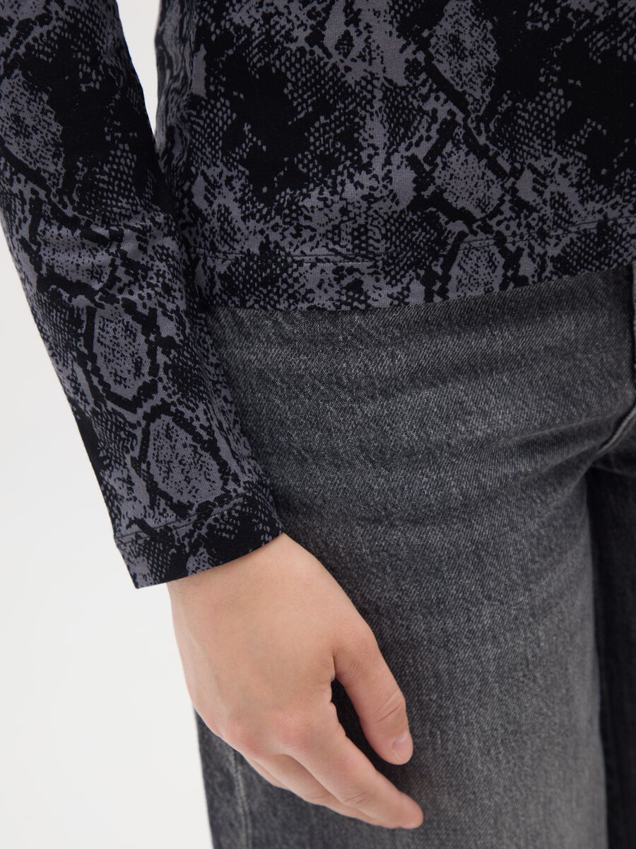 Maglia a maniche lunghe nero con stampa serpente_3