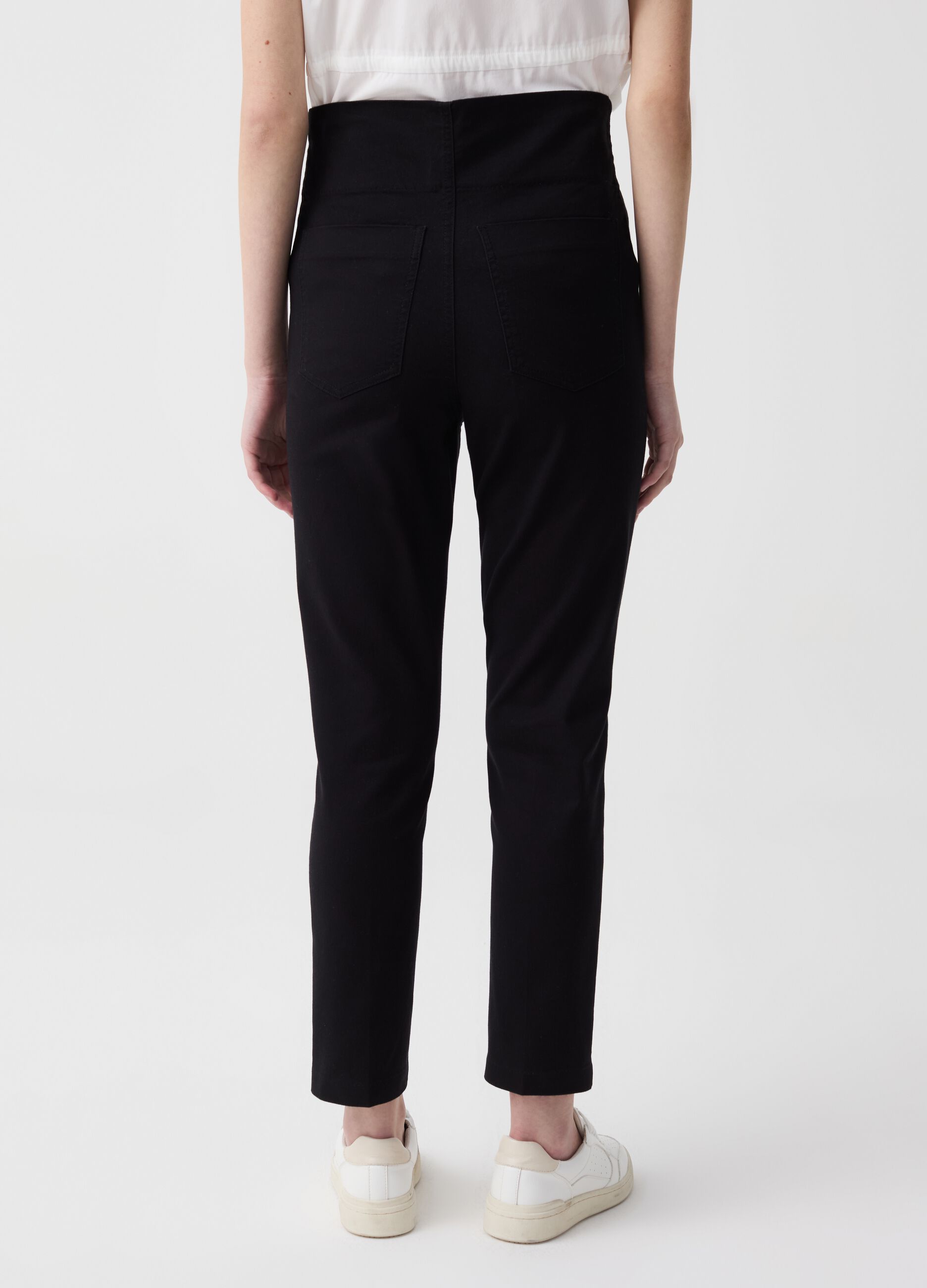 Slim-fit maternity trousers with pockets