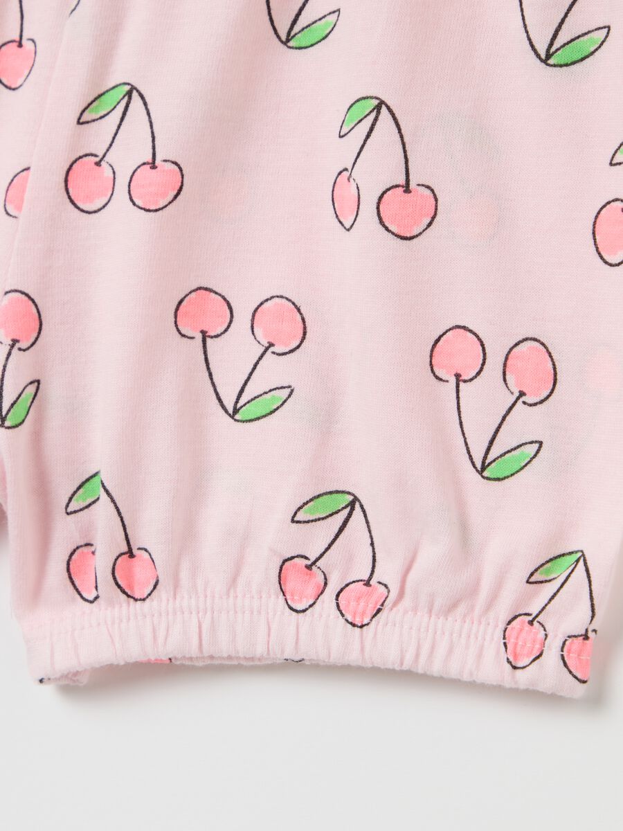 Short pyjama set with white top and cherry-patterned pink shorts_3