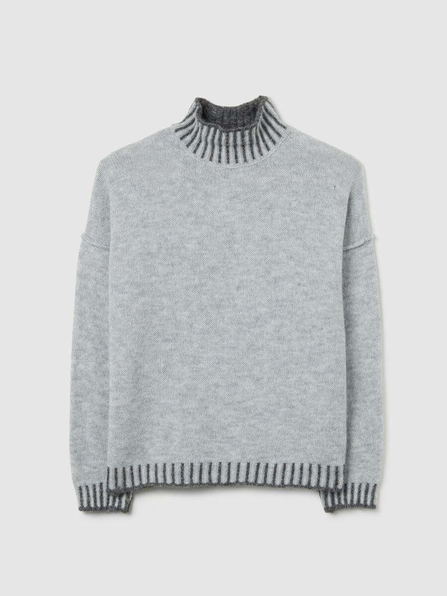 Maglione grigio melange con collo alto e bordi a contrasto_0