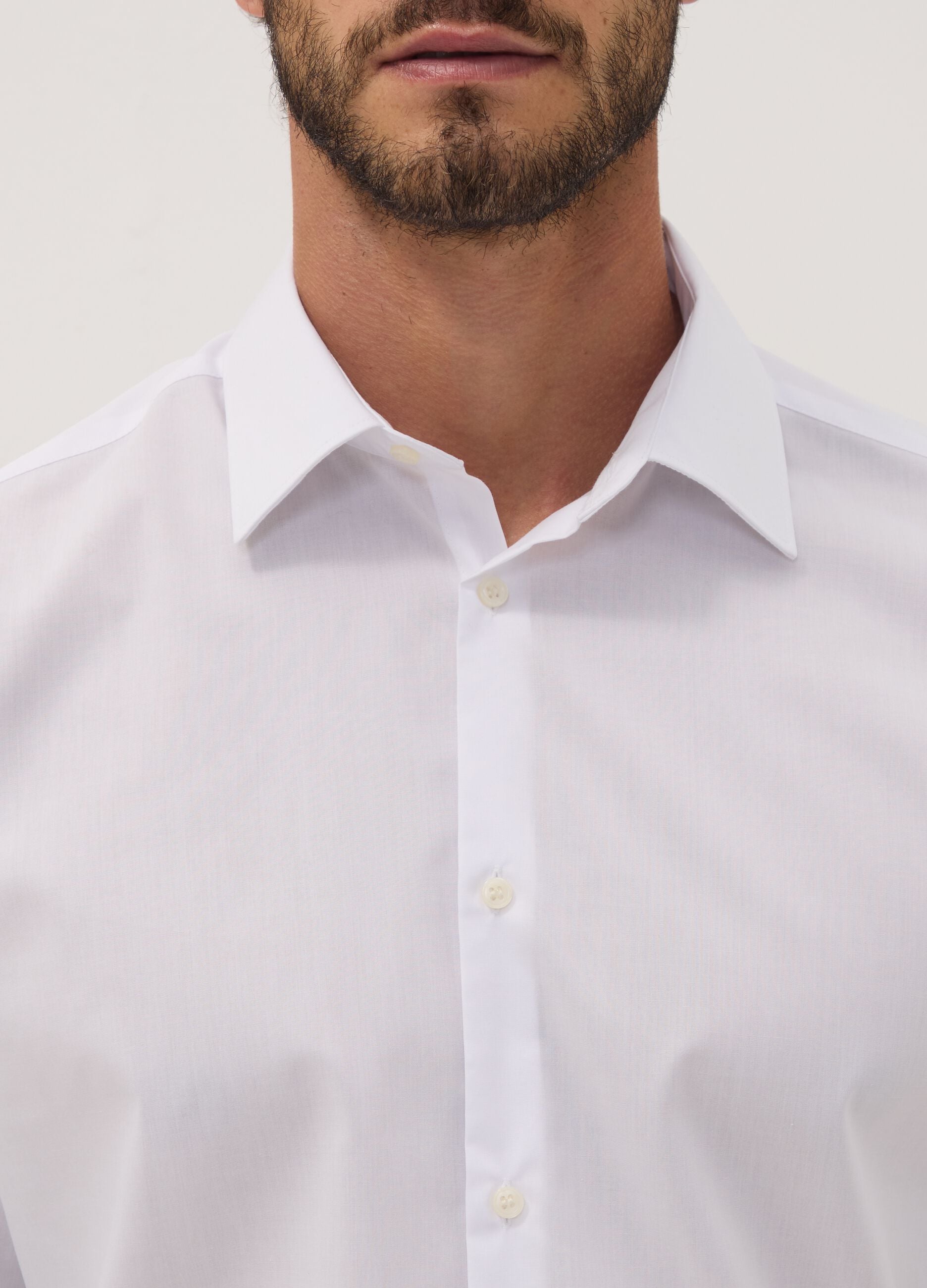 White slim-fit shirt with classic collar, easy iron