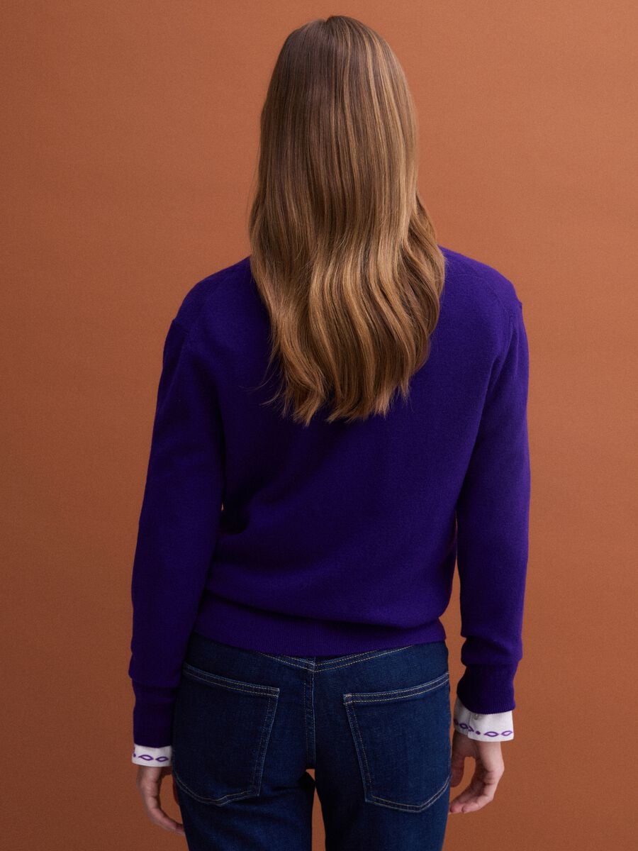 Maglia viola in pura lana con scollo profondo a V_3