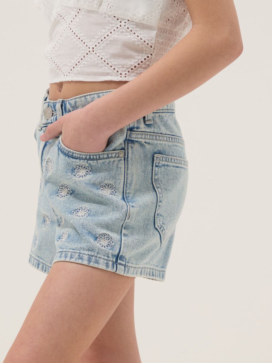 Shorts denim azzurri in puro cotone da ragazza regular fit con ricami_2