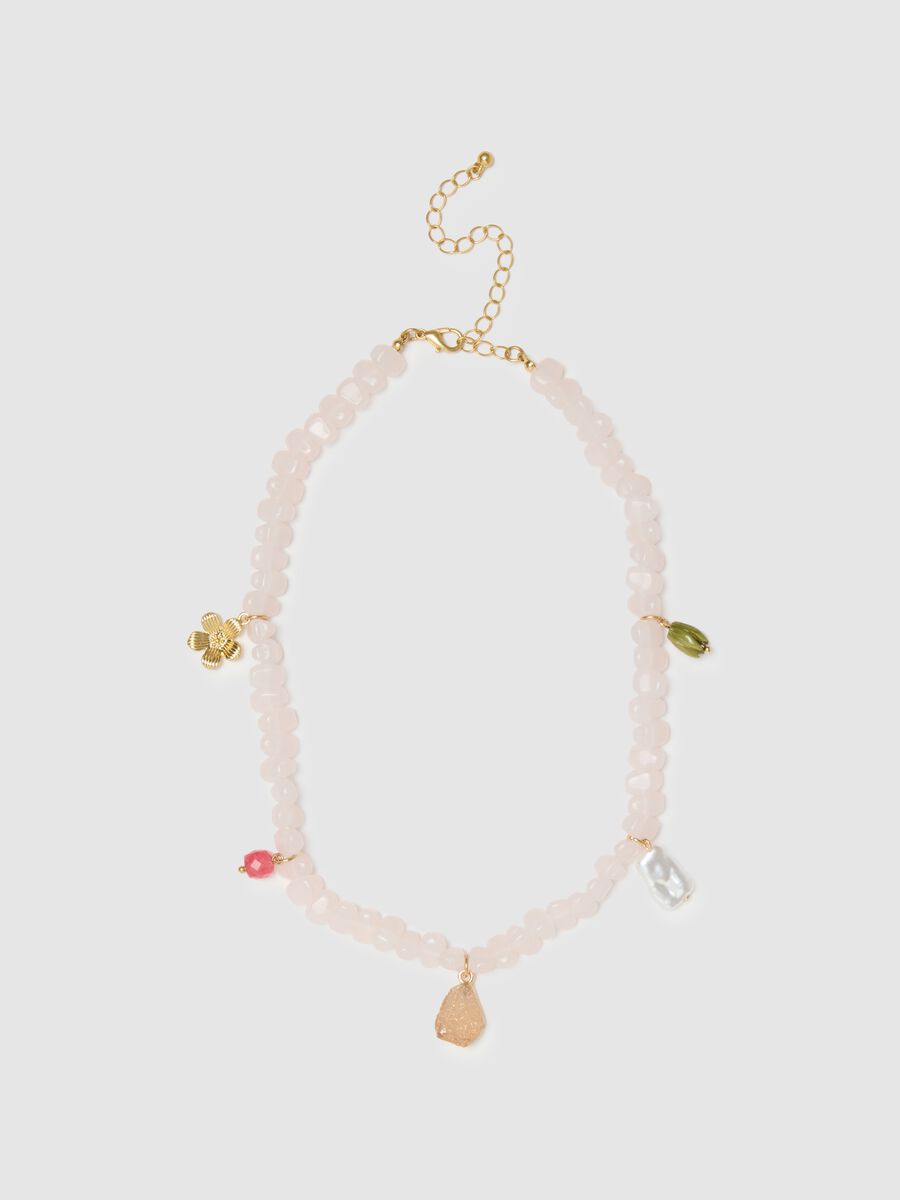 Collana in vetro rosa con ciondoli_0