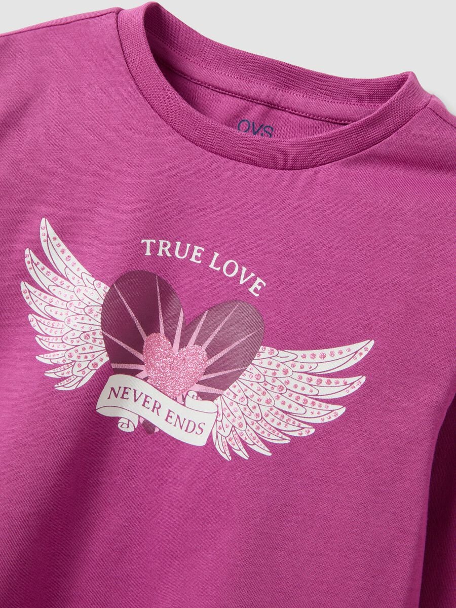 T-shirt viola in puro cotone organico con stampa cuore e ali per bambina_2