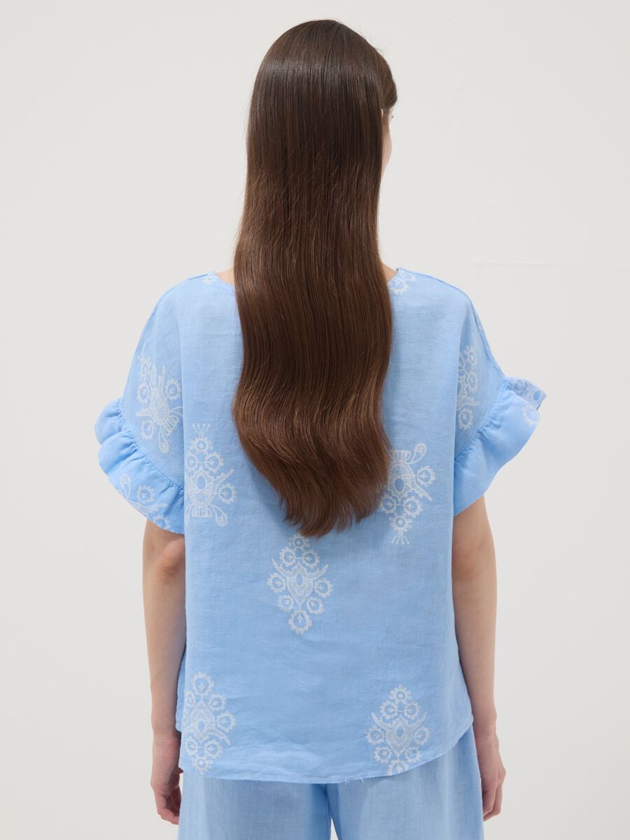 Blusa azzurra in puro lino con ricami e maniche a volant regular fit_3