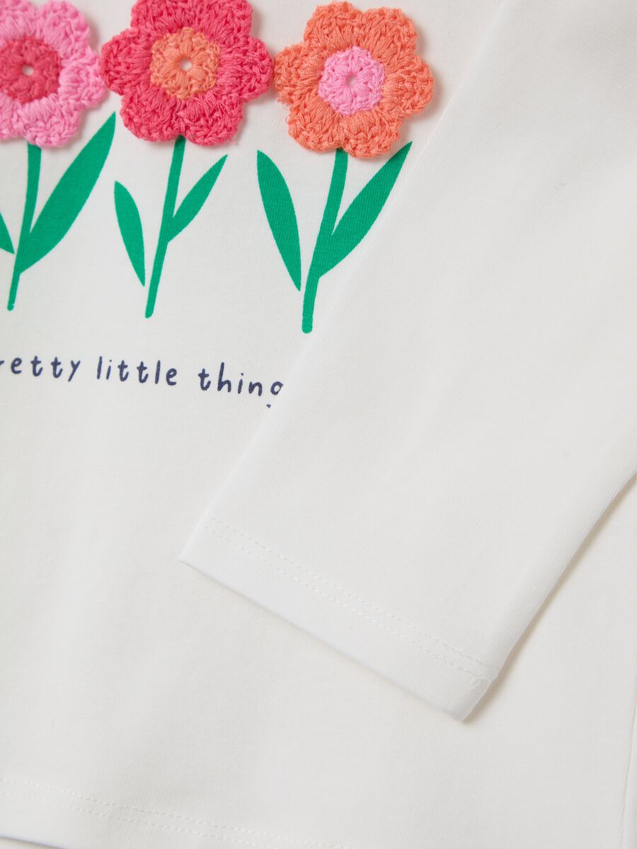 Long-sleeved T-shirt with crochet flowers_2