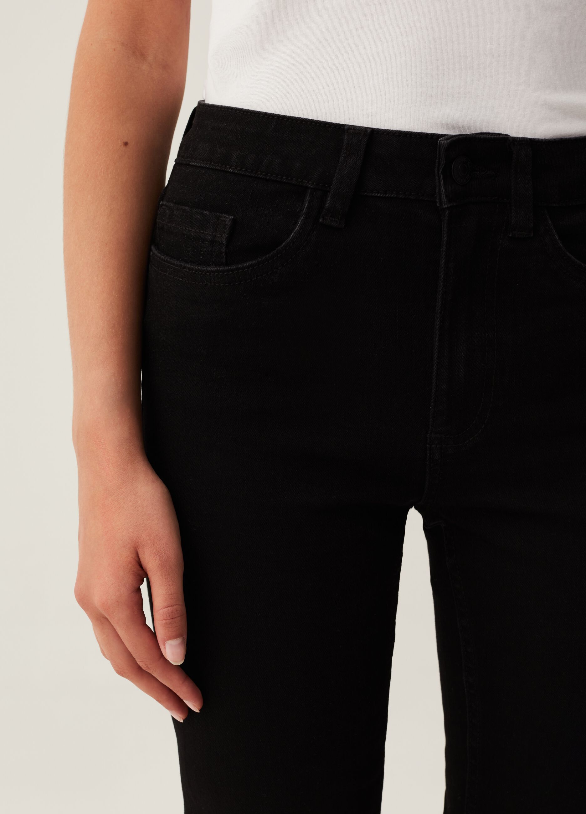 Jeans cropped flare fit con orlo a vivo_3