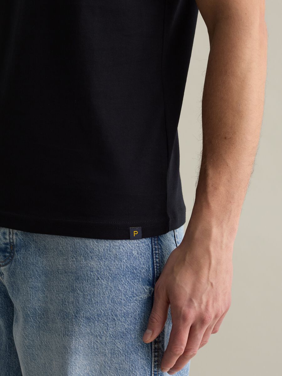 Plain cotton T-shirt with round neck._2