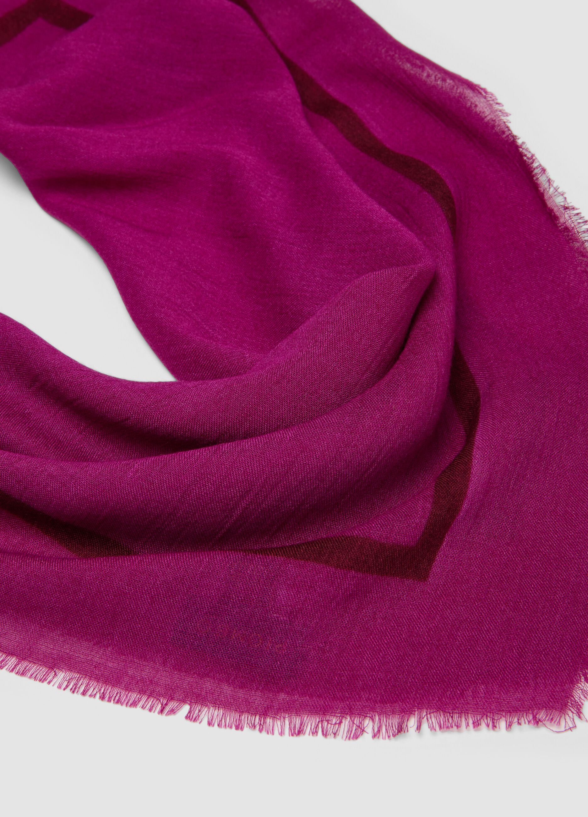 Pink scarf in a viscose and wool blend