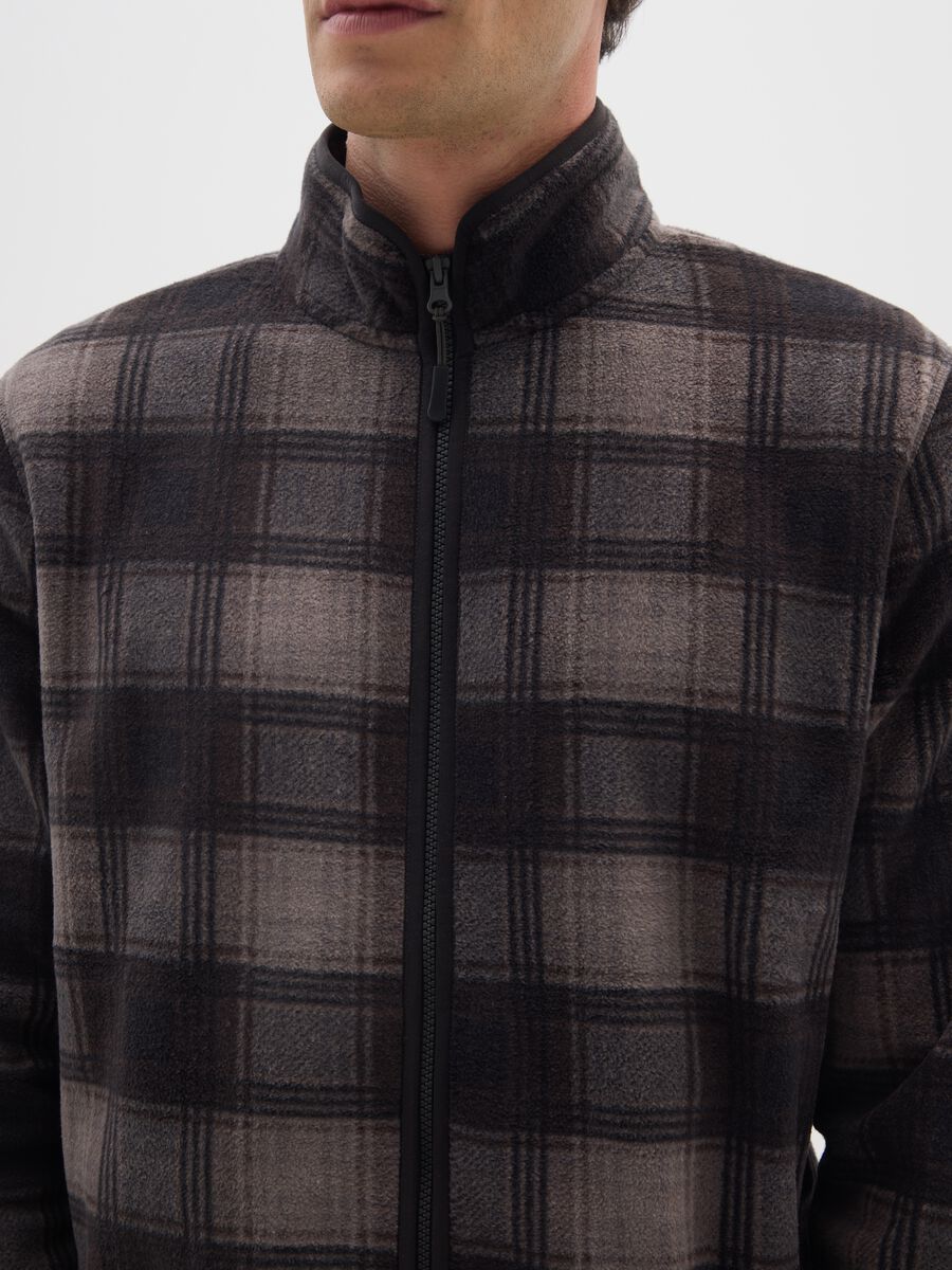 Felpa a collo alto con quadri multicolor regular fit in pile con zip_3