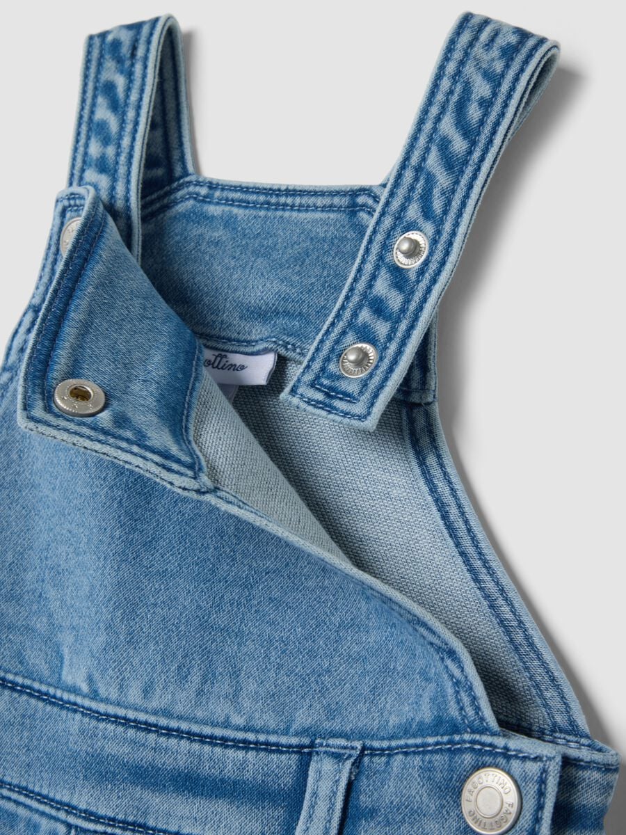 Salopette denim in cotone elasticizzato con tasche_2