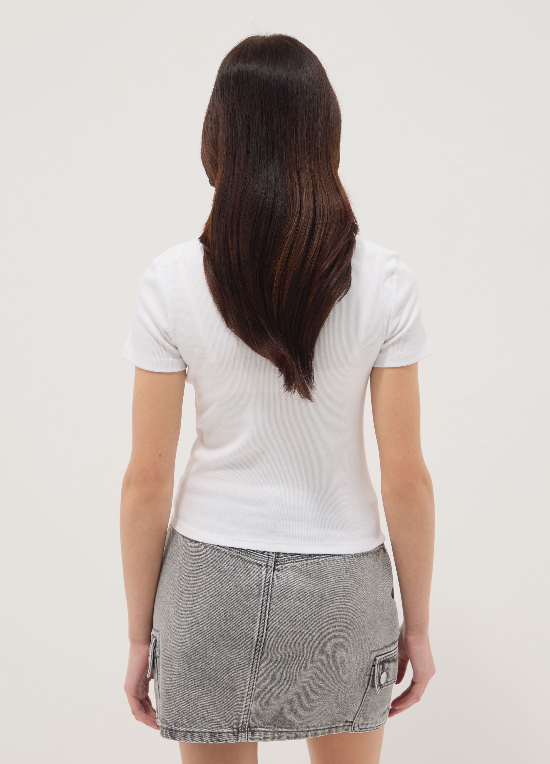 T-shirt fitted bianca in cotone elasticizzato da ragazza con ricamo