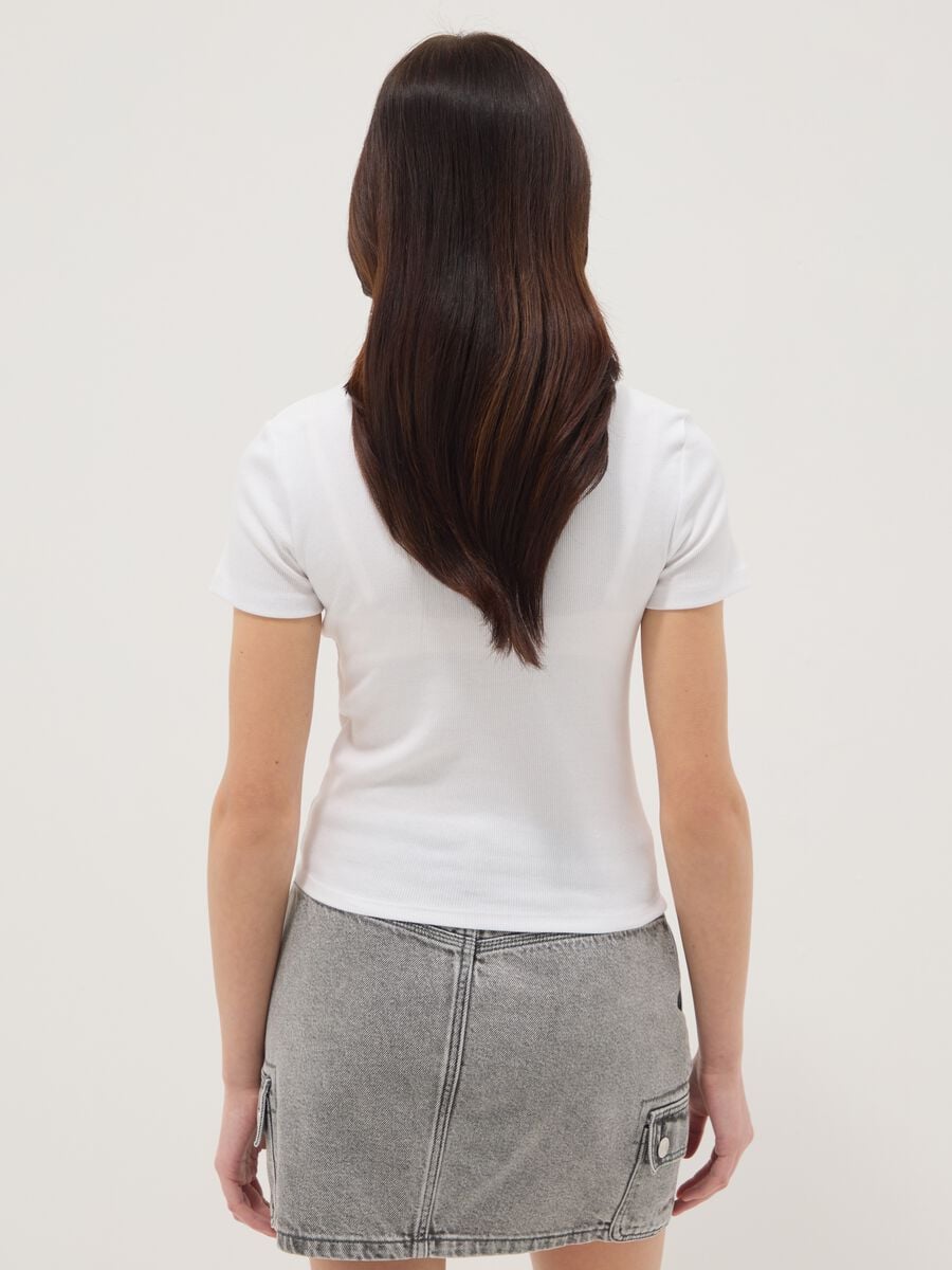 T-shirt fitted bianca in cotone elasticizzato da ragazza con ricamo_1