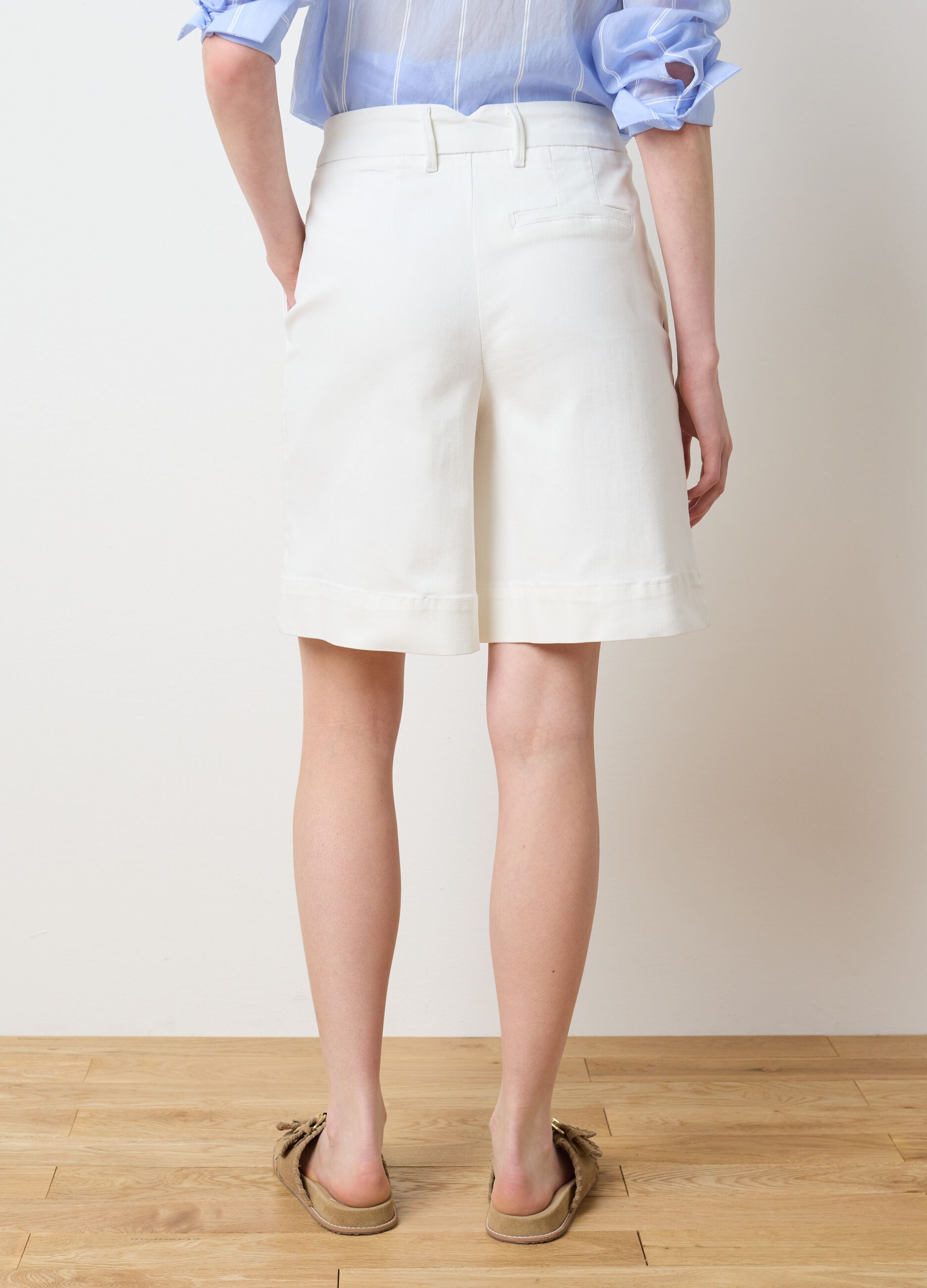 Shorts da donna in denim bianco wide leg