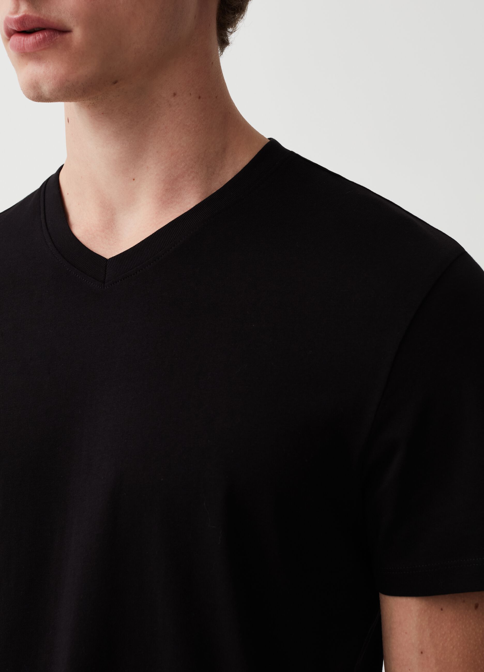 T-shirt in cotone bio con scollo a V