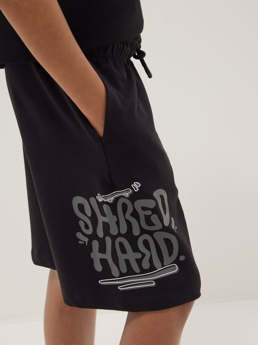 Shorts neri in puro cotone da ragazzo oversize fit con stampe_2
