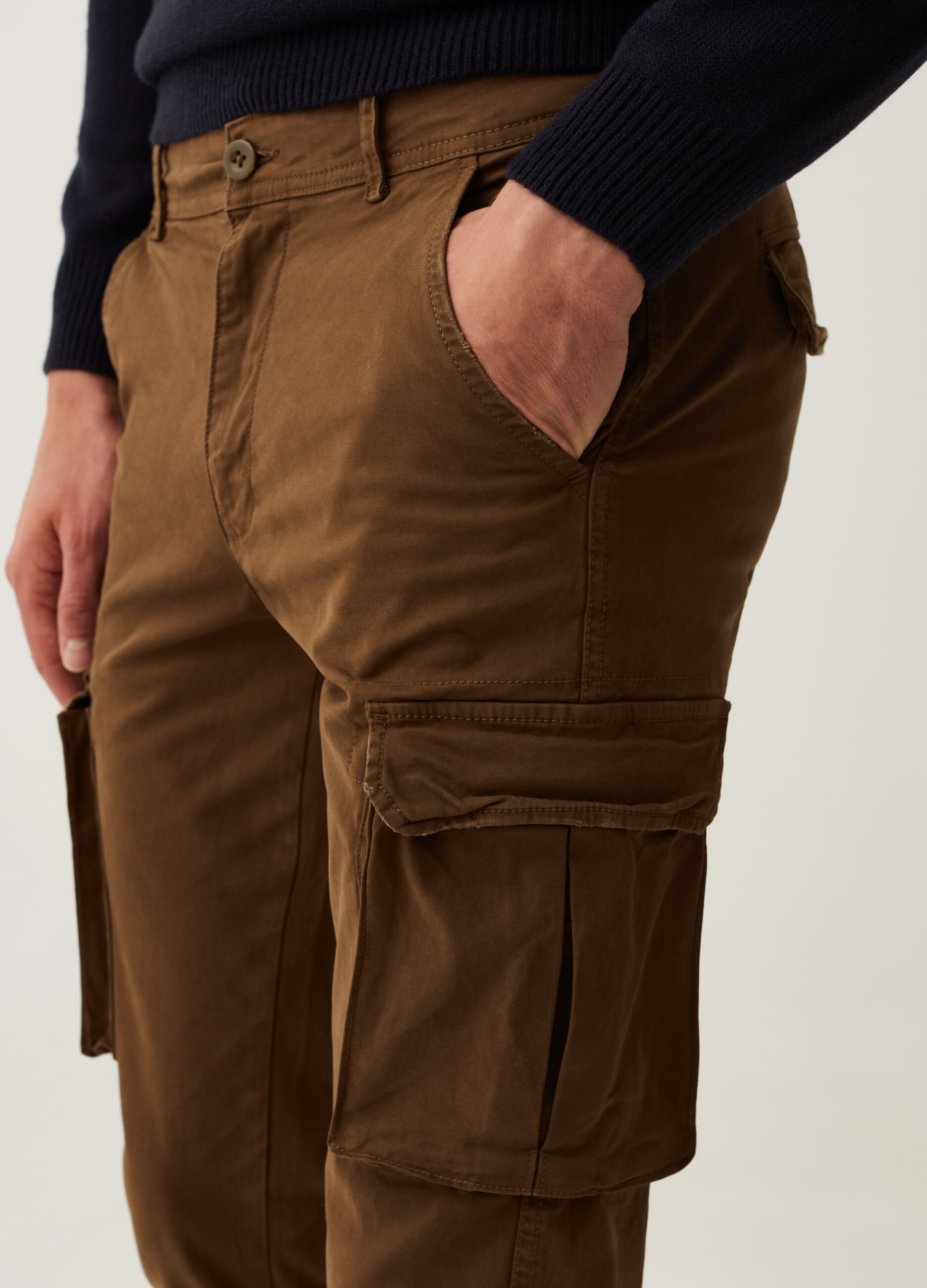 Pantalone cargo in twill di cotone stretch_3