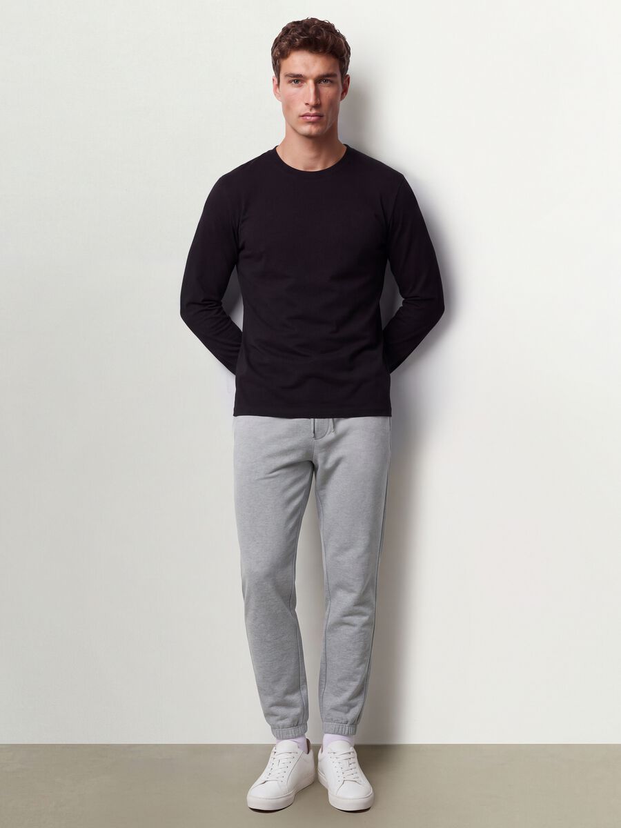 T-shirt nera a maniche lunghe in puro cotone organico con girocollo_1
