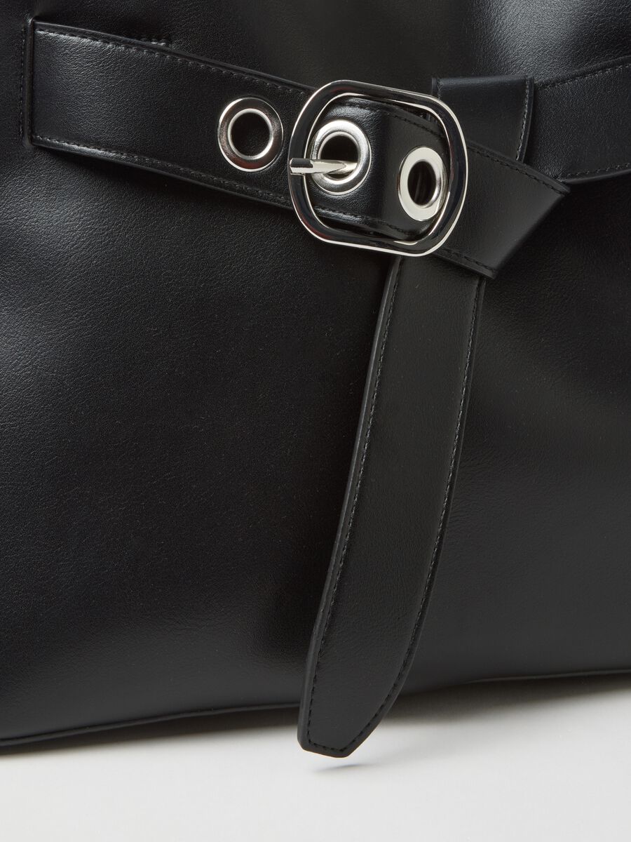 Borsa a spalla nera con dettagli metallici_2