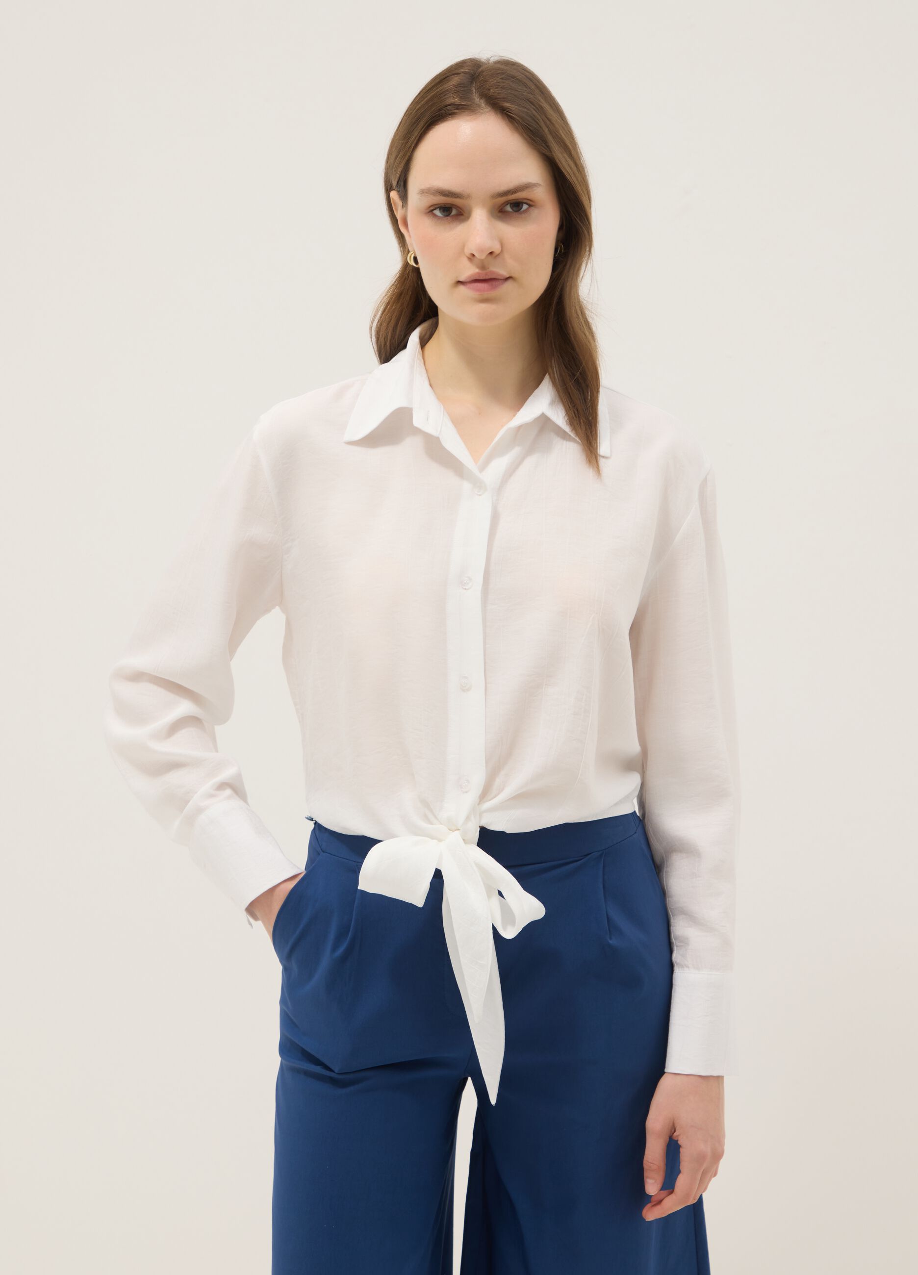 White cropped viscose-blend shirt with knot, regular fit