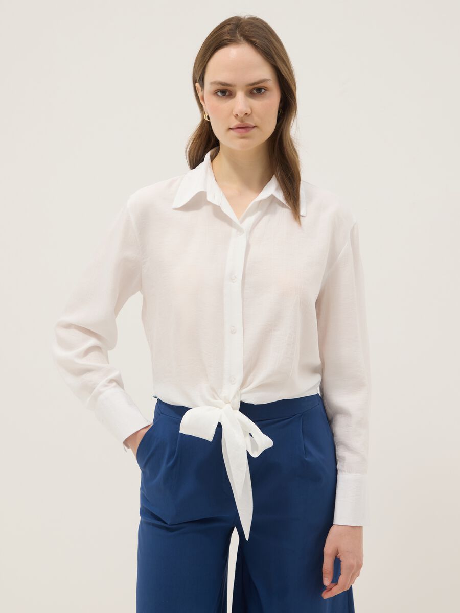 White cropped viscose-blend shirt with knot, regular fit_0