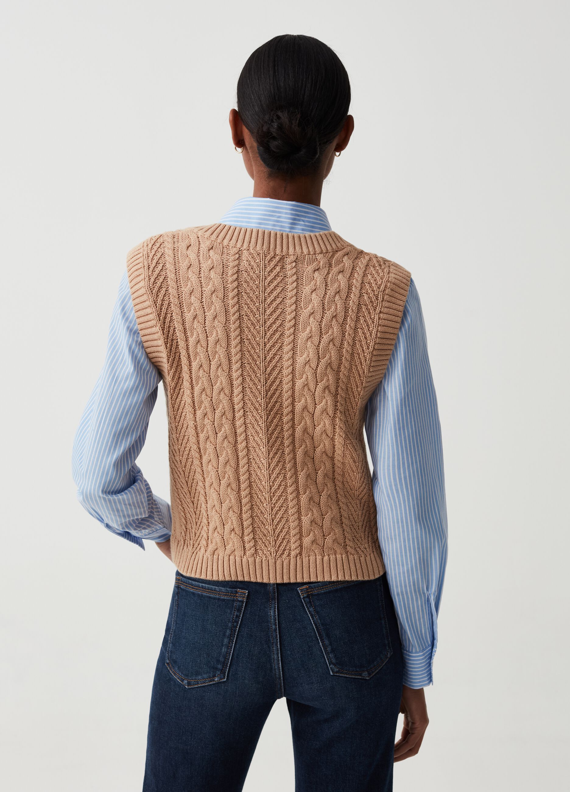 Cable-knit closed gilet with V neck