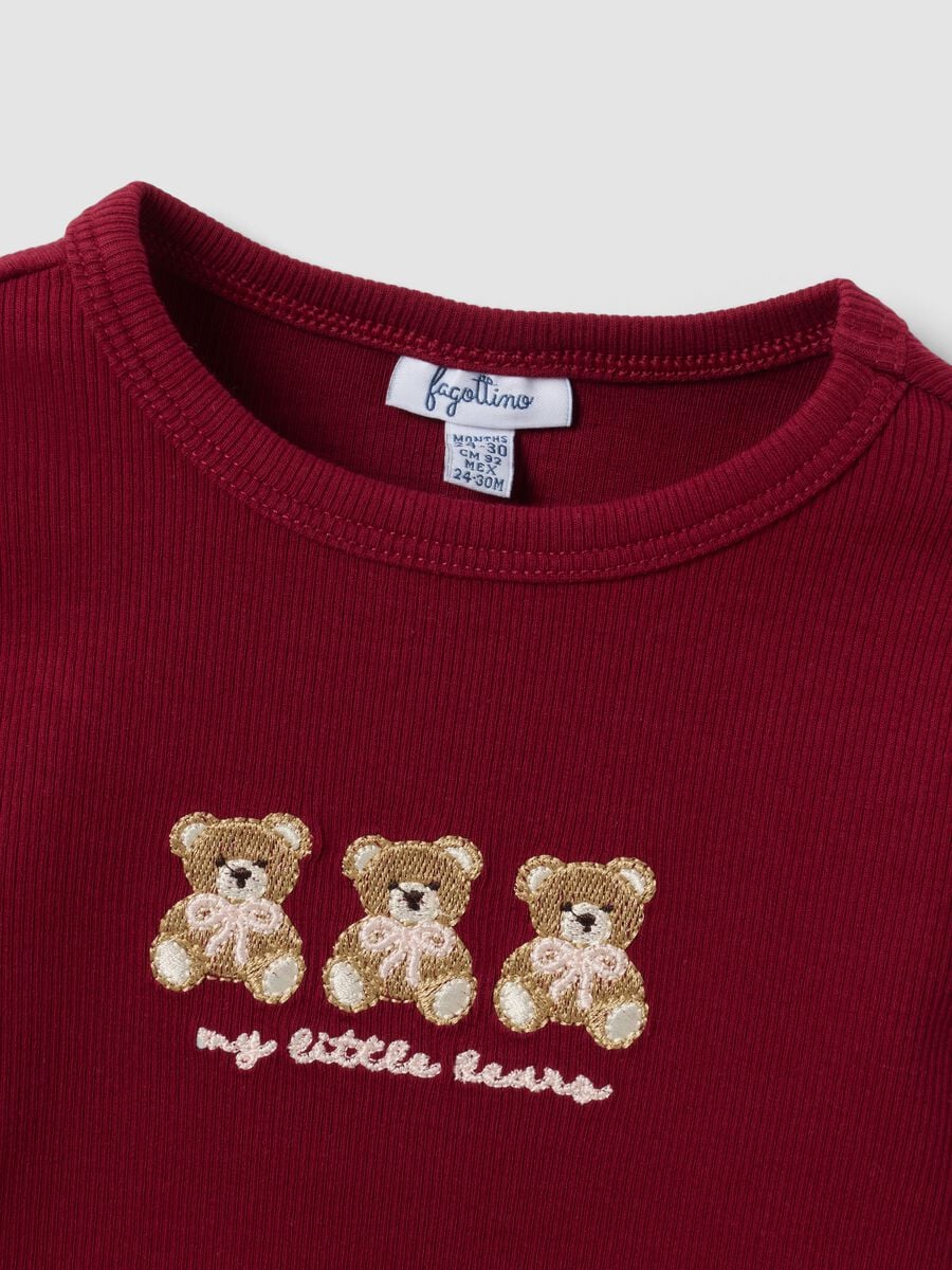 T-shirt rossa in cotone organico elasticizzato a girocollo con ricami orsetti_3