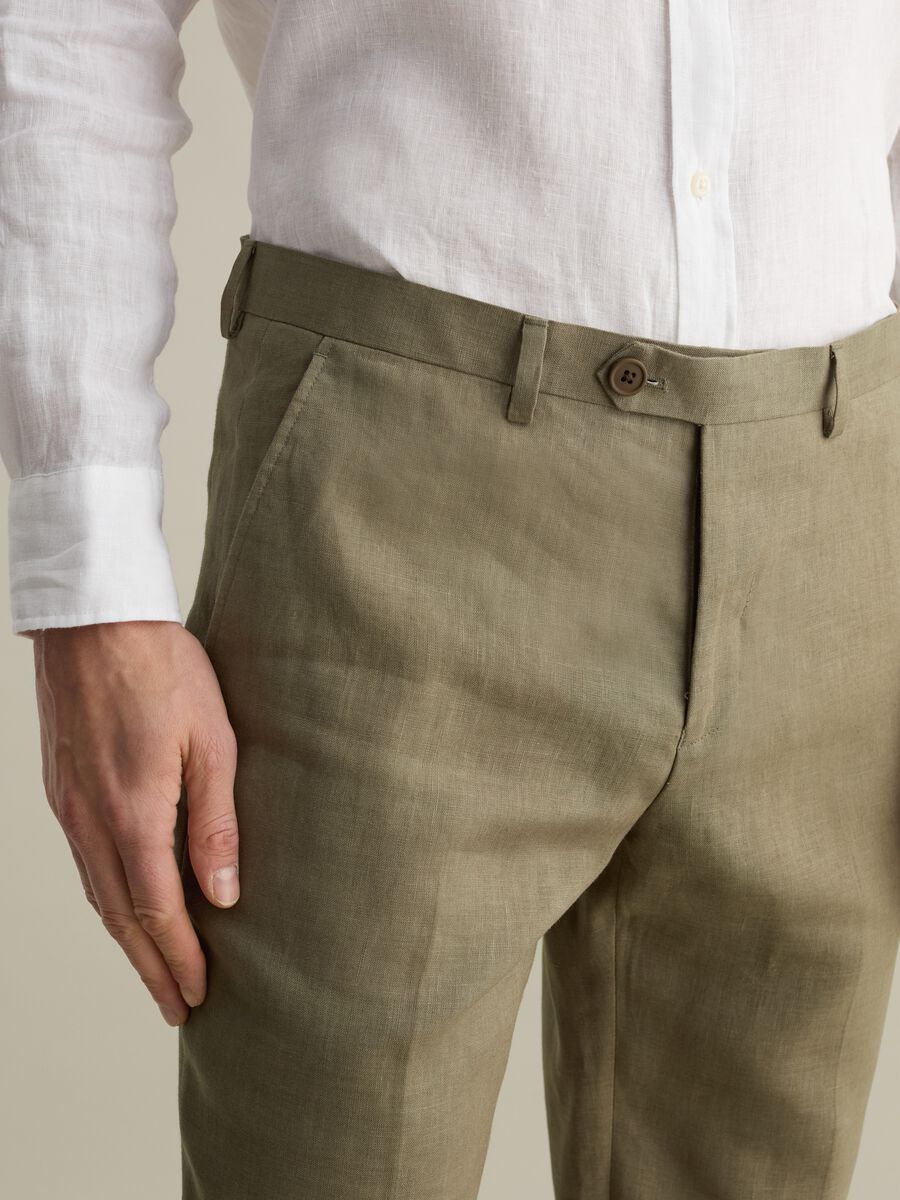 Contemporary slim-fit trousers in linen_3