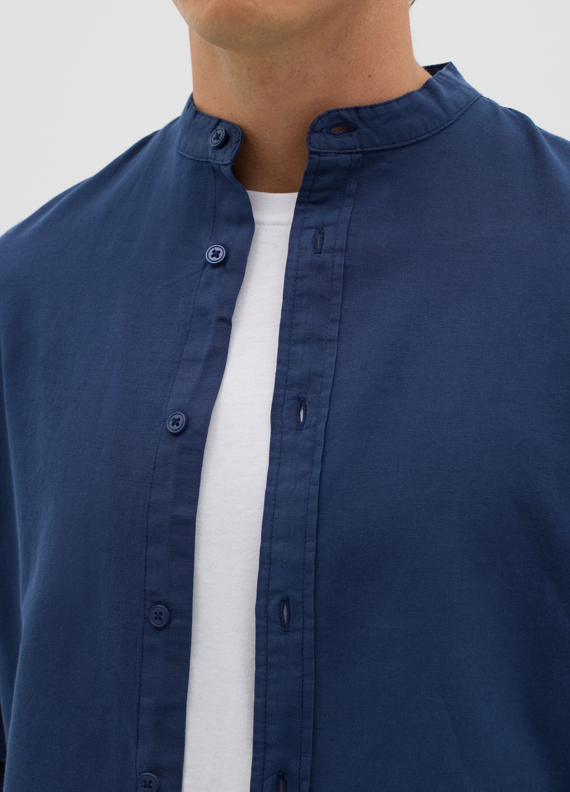Regular blue shirt with Mandarin collar made of cotton and linen