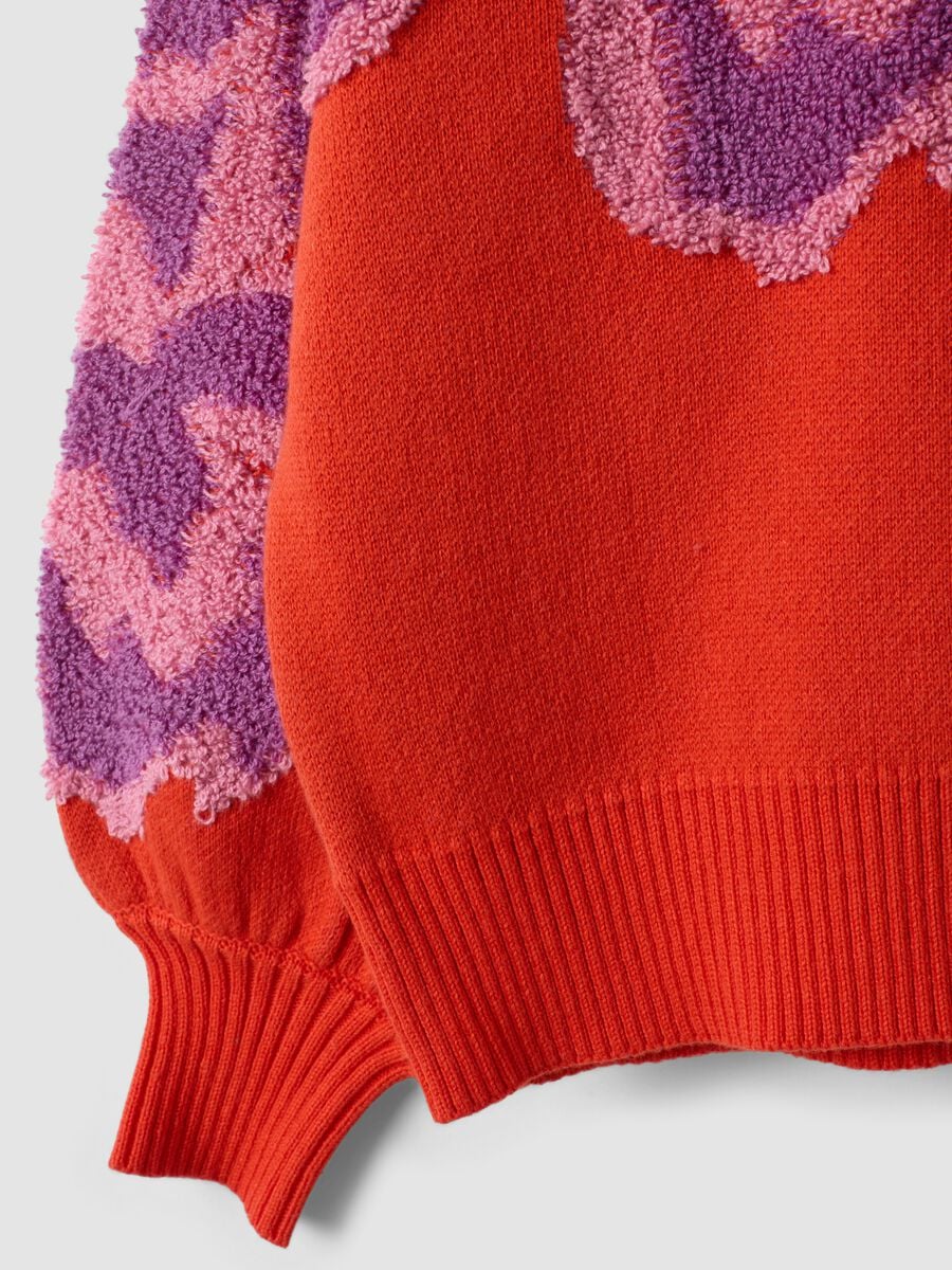 Maglia rossa in puro cotone a girocollo con fantasia floreale per bambina_6