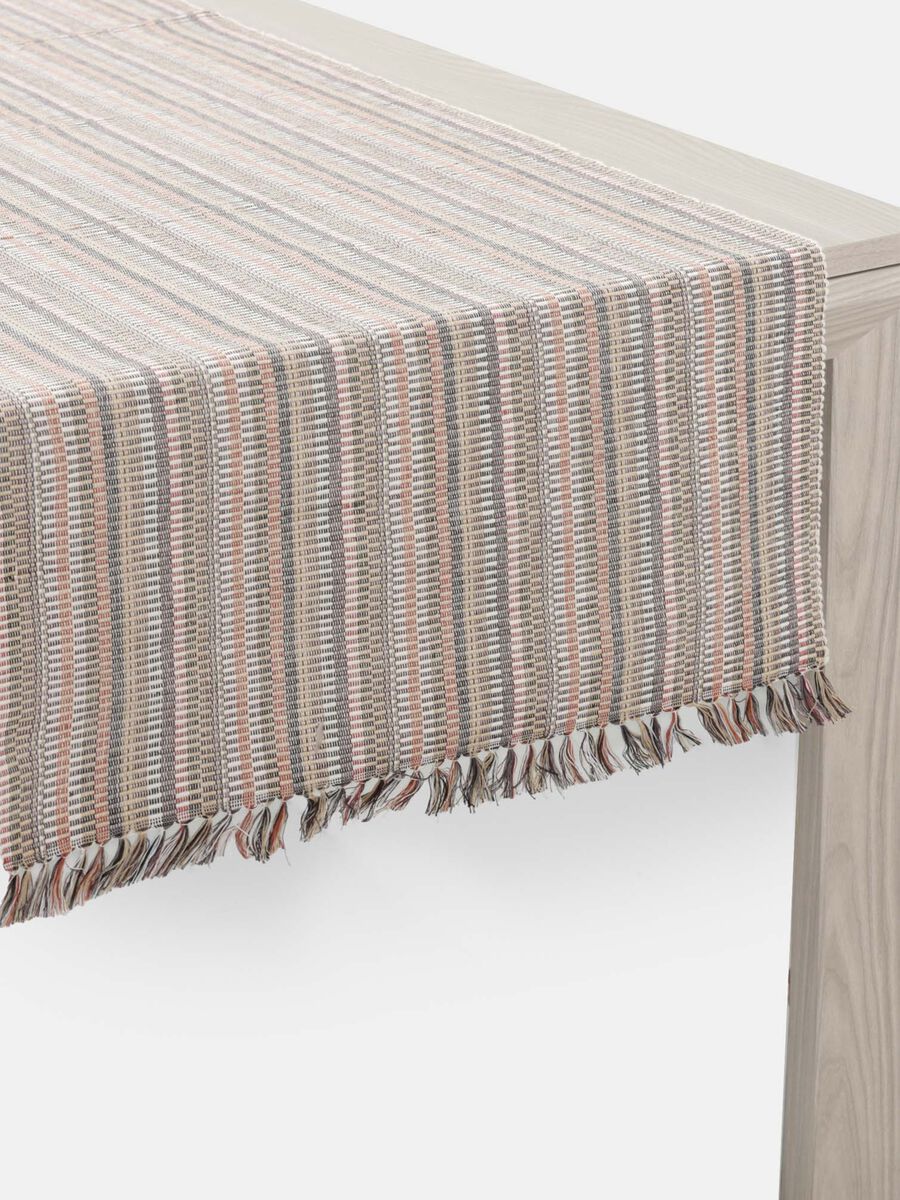 Cotton table runner with fringed edges_2