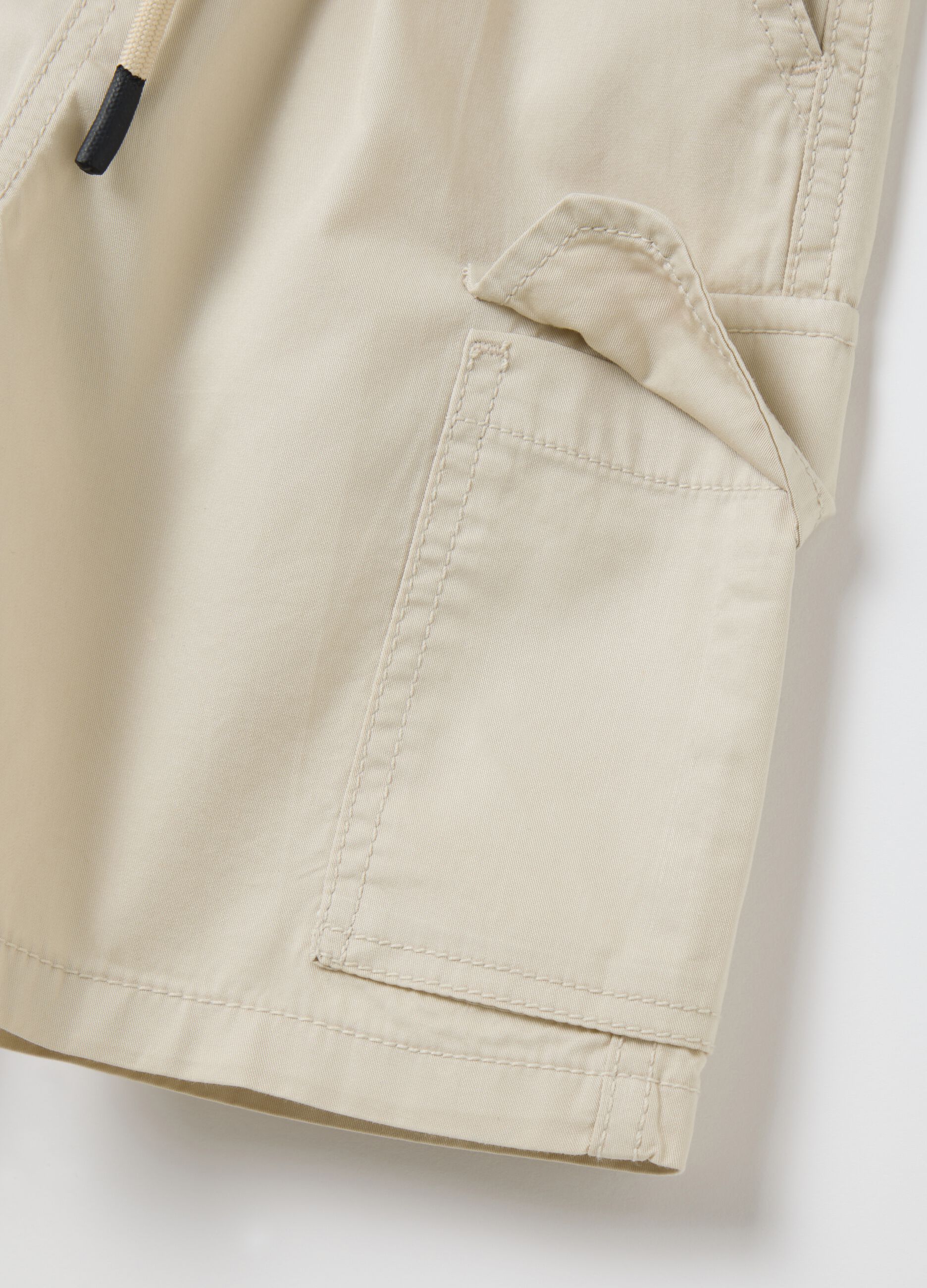 Boys’ shorts in 100% beige cotton with regular fit and cargo pockets