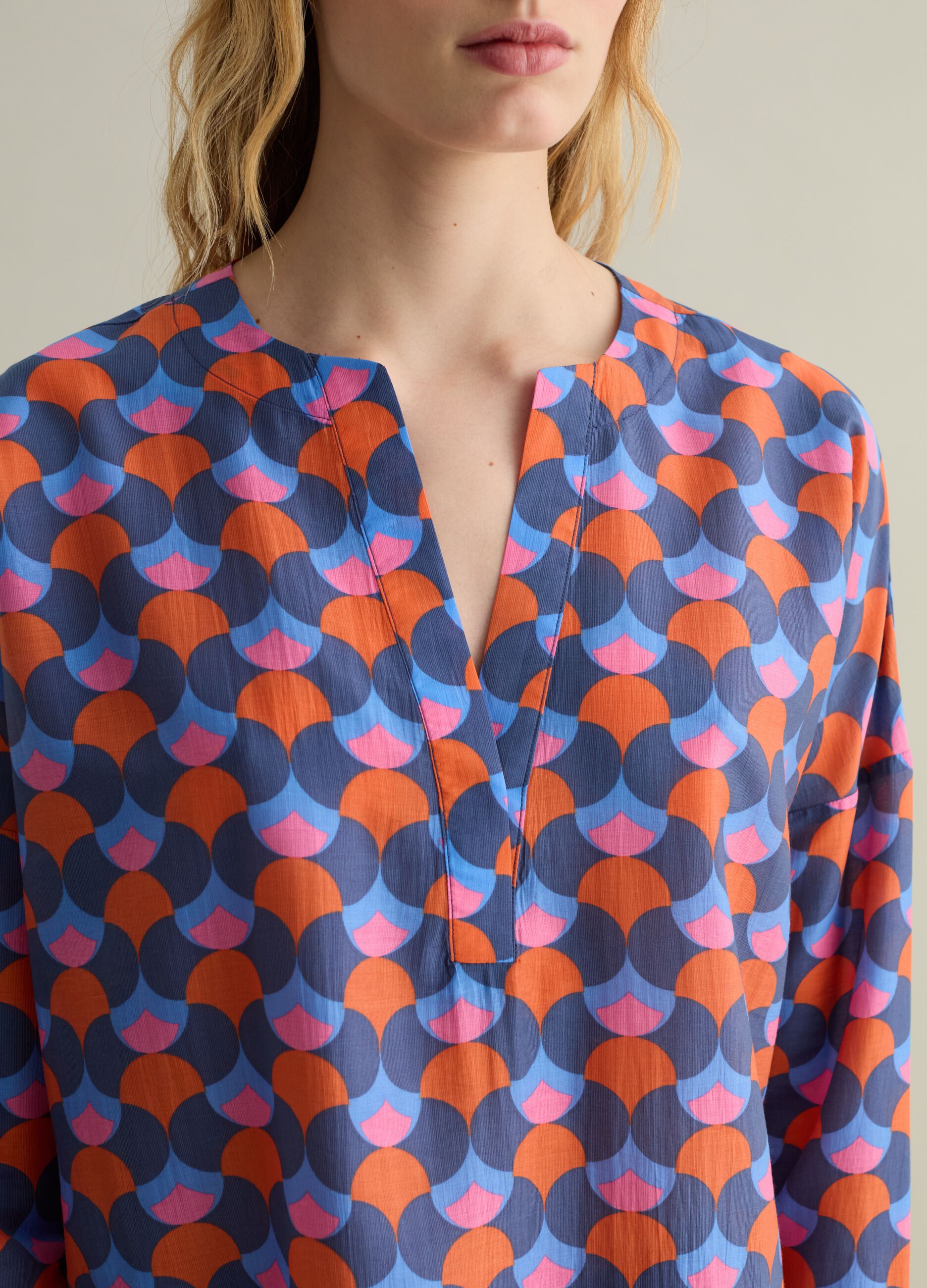 Blusa in fantasia optical con scollo a V 
