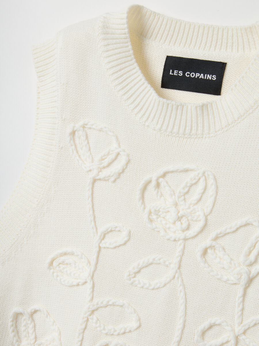 Regular fit pure white cotton gilet with floral design_5