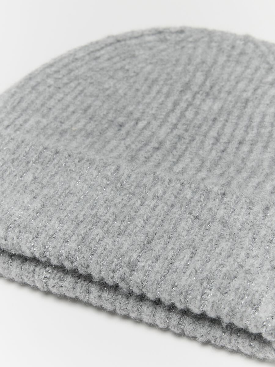 Cappello beanie grigio lavorato a maglia con punti brillantinati_1