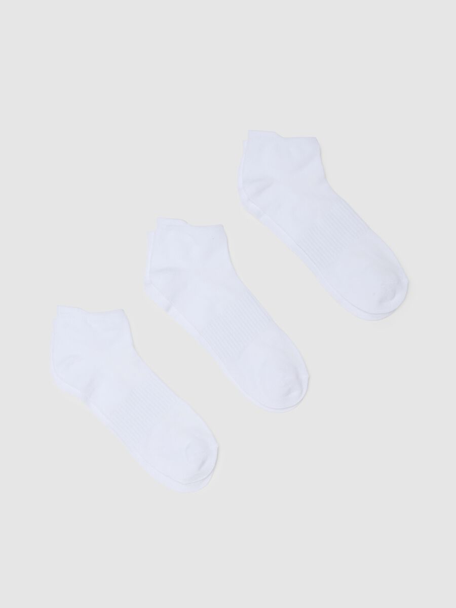 Set of three-pack white socks in stretchy blend_0