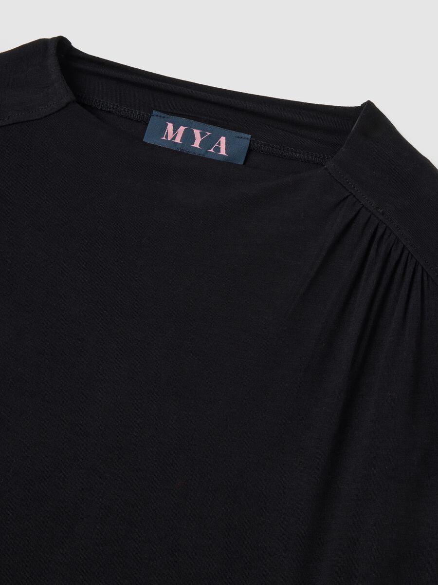 Maglia nera a maniche lunghe con collo a lupetto_5