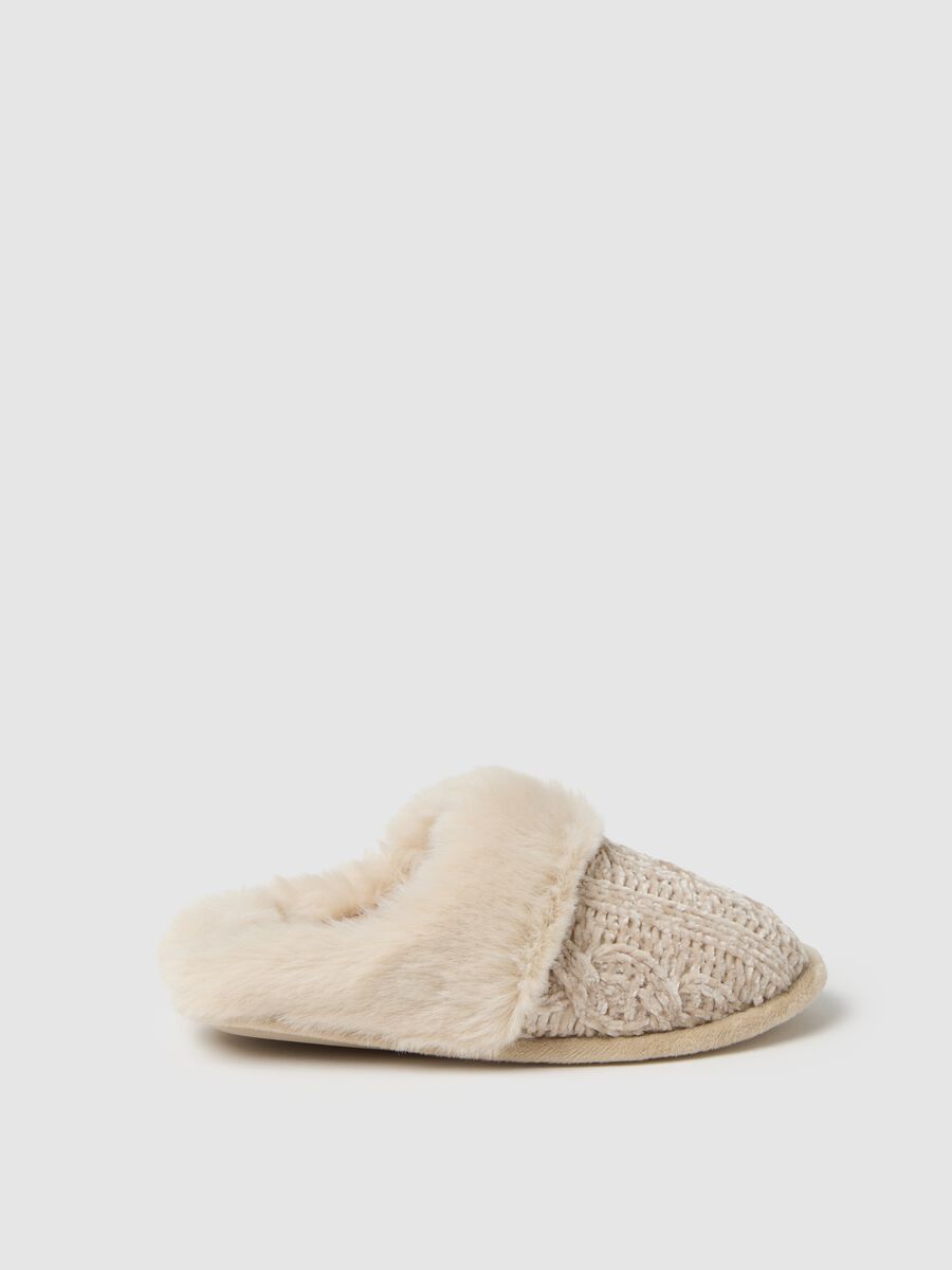 Beige slippers with soft interior_0