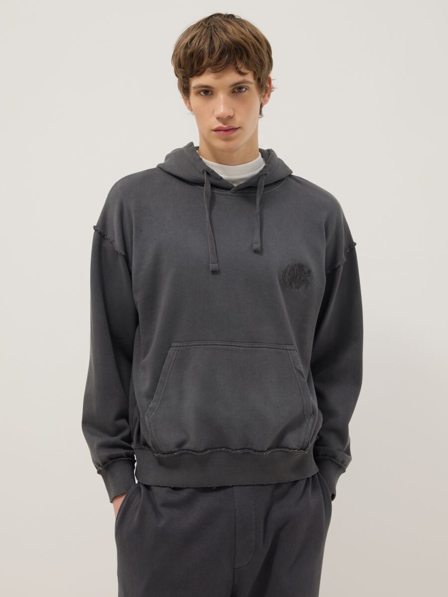 Felpa in misto cotone grigia oversize fit con cappuccio_0