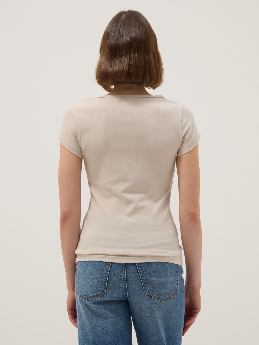 T-shirt fitted in cotone elasticizzato beige con scollo quadrato_3