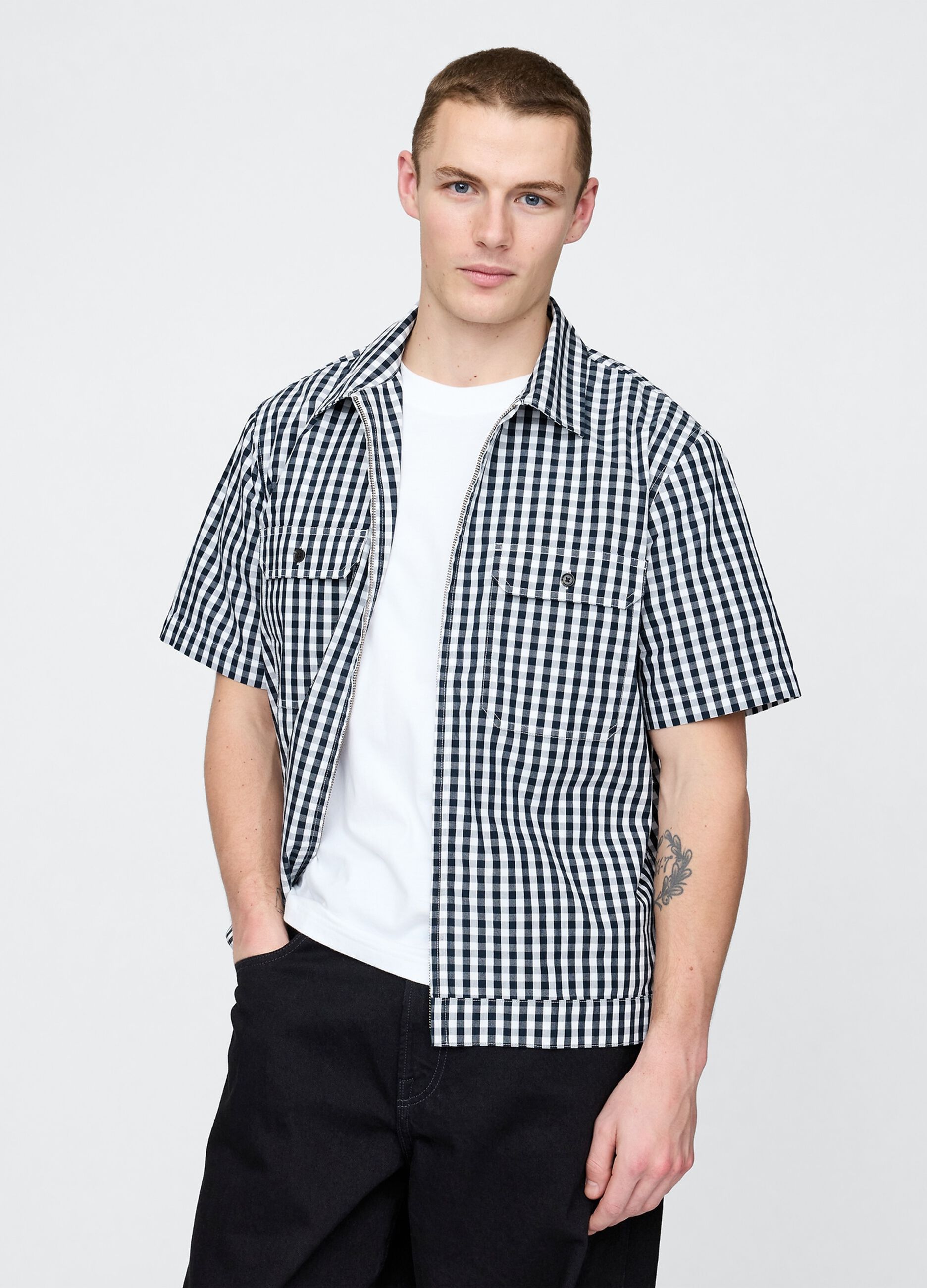 Blue and white checked short-sleeve shirt