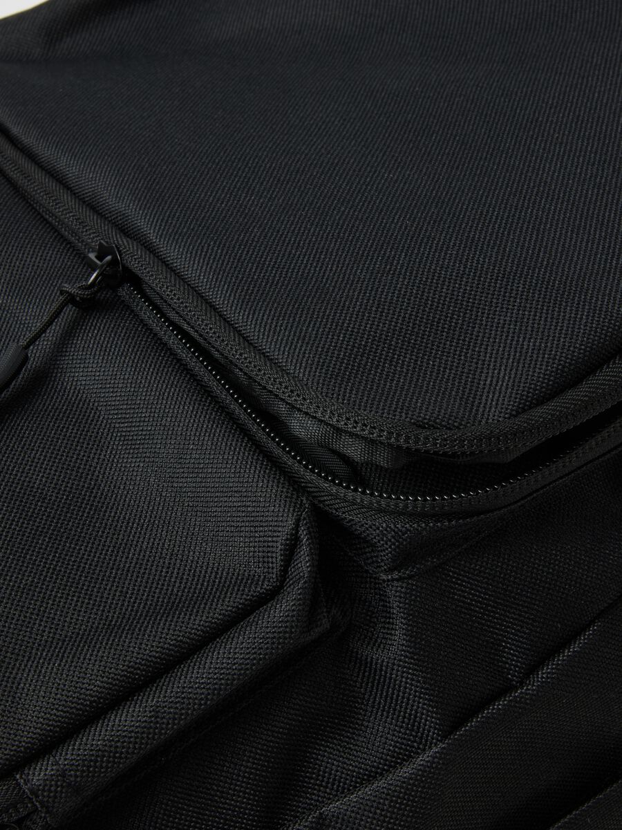 Zaino sportivo nero con spallacci regolabili_2