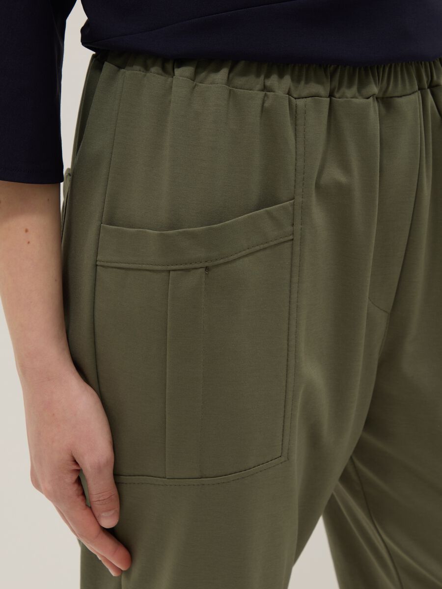 Pantaloni verdi in cotone elasticizzato con fascia elastica in vita regular fit_3