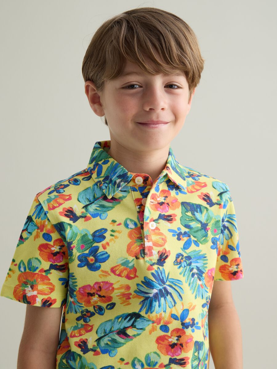 Yellow polo shirt in cotton with tropical pattern_1