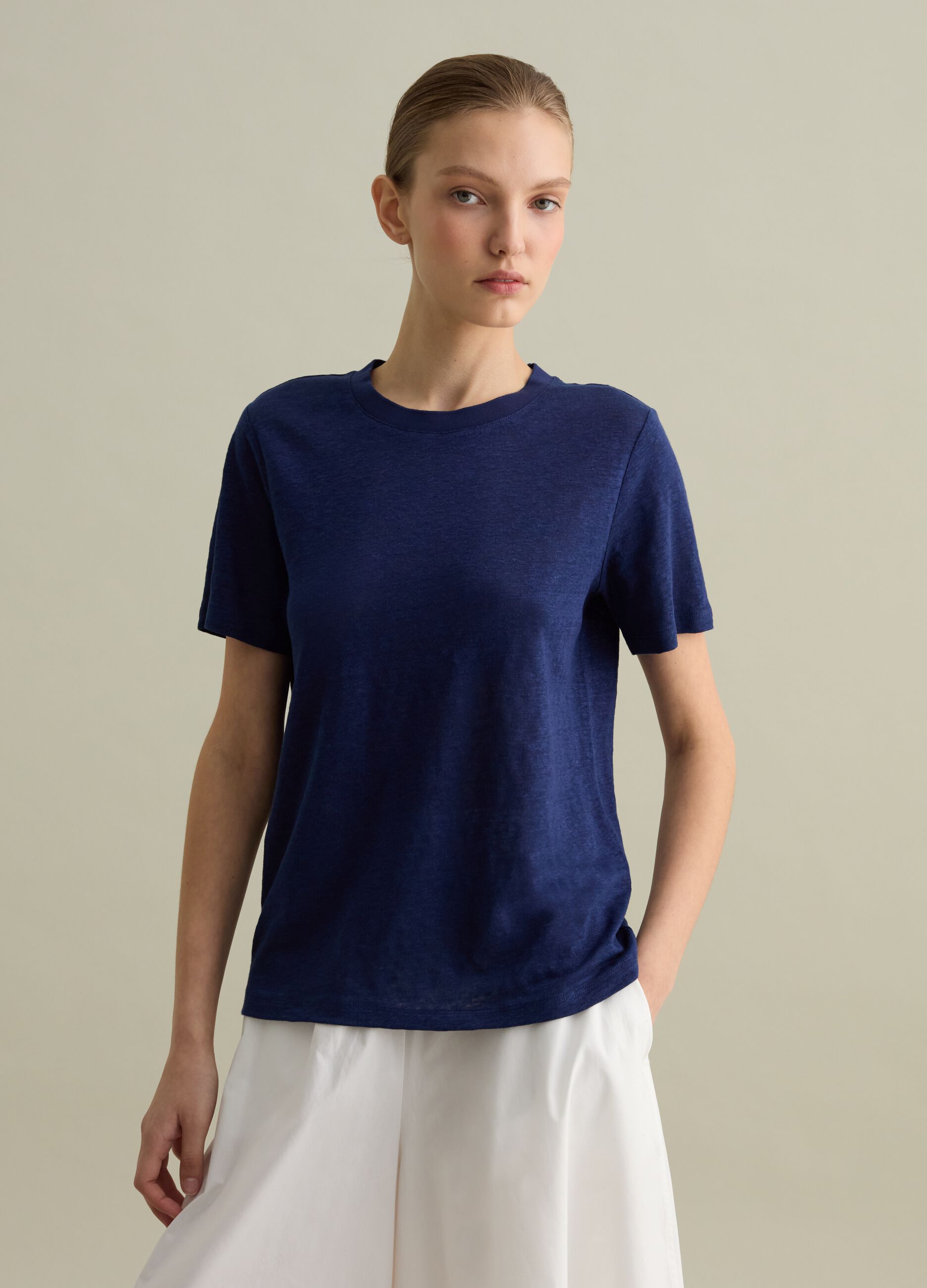 Linen T-shirt with round neck